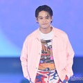 井上想良、柄物×ピンクシャツの組み合わせコーデ【GirlsAward 2025SS】 画像