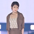 元乃木坂46若月佑美、ショート丈で美スタイル 夏先取りルック【GirlsAward 2025SS】 画像