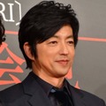 大沢たかお、オフィスワーク風の微笑みSHOTにファンうっとり「横顔が美しすぎ」「素敵︎です」 画像