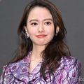山本舞香、ショートTから美腹筋輝く「引き締まっててかっこいい」「憧れのスタイル」と絶賛の声 画像