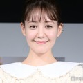 トリンドル玲奈、美デコルテ際立つ白ドレス姿披露「女神みたい」「お肌が発光してる」の声 画像