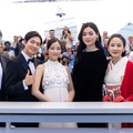 広瀬すず、10年ぶり「カンヌ国際映画祭」ヴィトンの白ドレス姿で登場 呼びかけに笑顔で応える【遠い山なみの光】 画像