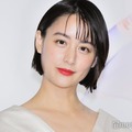 山本美月、美背中＆美脚際立つドレス姿「綺麗」「大人の色気」の声 画像