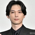 吉沢亮、髭＆サングラスショットが話題「大人の色気」「オフでもかっこいい」 画像