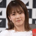 川口葵、ミニ丈から色白美脚スラリ “雨の日”私服ショットに反響「抜群スタイル」「脚長い」 画像
