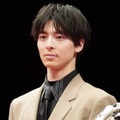 “ホークスファン”高杉真宙、始球式SHOTに「ビジュ良すぎ」「ユニフォーム似合ってます」の声