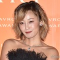 西山茉希、美脚際立つ全身ショットに反響「脚が綺麗すぎる」「おしゃれな着こなし」 画像