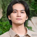 北村匠海「あんぱん」嵩との共通点は「親友が同じ名前」人気俳優撮影のオフショットに反響「運命」「2人にしか撮れない写真」 画像