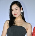 第1子妊娠中・佐々木心音、夫とのマタニティフォト披露 セルフフォトスタジオで撮影「妊娠前に着ていたドレスが」 画像