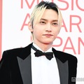 SKY-HI、スタイリッシュなタキシード姿で登場 レカペでは紳士的な対応も【MUSIC AWARDS JAPAN】 画像