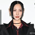 ファーストサマーウイカ、美谷間のぞく白ワンピ姿が話題「色気すごい」「雰囲気違う」 画像