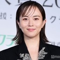 比嘉愛未、ミニ丈衣装で圧巻美脚披露「大胆」「セクシー」の声 画像