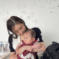 山本圭壱、妻・西野未姫が娘の“爪切り”する親子SHOT公開「全く騒ぐことなく 良い子でございました」 画像