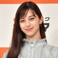 「美の塊」中条あやみ、ほっそりウエストが覗くホワイトコーデに絶賛の声「憧れのスタイルすぎる」 画像