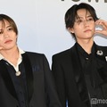 ケータリングのお姉さんに「マシッソヨ」と伝えた猪俣周杜、スーツに合わせてメガネをかけてきた橋本将生（C）モデルプレス