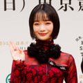 「ギャル感爆発」見上愛、“平成風”なカジュアルコーデSHOTに反響「着こなすねぇ！」 画像