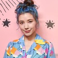 仲里依紗、ミニ丈から美脚スラリ 雰囲気一変の「プラダ」コーデが話題「新鮮」「さすがのスタイル」 画像