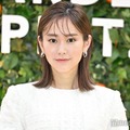 桐谷美玲、ミニ丈から美脚のぞく“雨の日コーデ”に反響「さすがのスタイル」「センス抜群」 画像