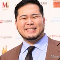 令和ロマン・松井ケムリ、結婚＆第1子誕生発表 子ども抱きかかえた写真で報告「昨年に」 画像