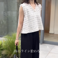 大人の甘めパンツコーデのお手本。体型カバーも計算済みの夏のモノトーン【40代の毎日コーデ】 画像