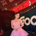 恋リア出演話題の美女、ボディライン際立つミニTシャツ姿 美ウエストも披露 画像