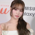 LE SSERAFIMチェウォン、美デコルテ際立つオフショル姿公開「見惚れる美しさ」「お人形さんみたい」と反響 画像