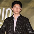 冨永愛の息子・章胤、初ミラノランウェイで圧巻美脚披露「スタイル抜群」「着こなせるのがすごい」と反響 画像