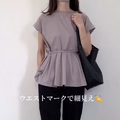 甘辛オフィスコーデの定番。「ペプラムブラウス」は40代の夏のワードローブに加えたい一枚【40代の毎日コーデ】