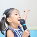 リビングで喧嘩する祖父母　すると、孫が歌謡曲を歌い始め…→「上手い」「ほっこりした」 画像