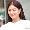 TWICEジヒョ、胸元大胆開きワンピで大人の魅力「美しすぎる」「女神」の声 画像
