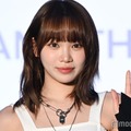 LE SSERAFIMチェウォン、ショートパンツで美脚披露 夜の愛犬散歩ショットに「微笑ましい」の声 画像