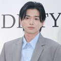 白洲迅、オフ感あふれる寝癖の笑顔SHOTに「これは可愛い」「そんな姿が大好き」の声 画像