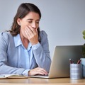 「休んでも疲れが取れない」のは年齢のせいじゃないかも。「慢性疲労」の正体と今すぐ見直すべきこと【漢方薬剤師監修】 画像