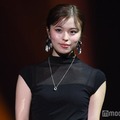 おさき、美ウエストちらり ミニTシャツ×ミニスカコーデに反響「スタイル抜群」「着こなしおしゃれ」 画像