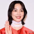 のん、ショーパンで美脚披露 私服ショットに反響「自然体で可愛い」「スタイル抜群」 画像
