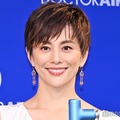 米倉涼子、ウエスト＆美背中大胆披露 モノトーン衣装姿に「圧倒的な美しさ」「肩甲骨が綺麗」の声 画像