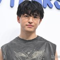 GENERATIONS佐野玲於「日本語喋れます」と笑い誘う 鍛え上げられた二の腕際立つ夏コーデ【GUESS JEANS】 画像