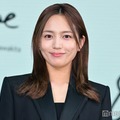 川口春奈、ノースリーブ＆眼鏡のプラベショットに反響「撃ち抜かれる美しさ」「西日に当たる姿もかっこいい」 画像