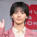 高杉真宙、誕生日に幼少期ショット公開「髪の毛クルクルで可愛い」「愛おしい」と反響 画像