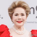 デヴィ夫人、スタイル際立つ水着姿披露「引き締まってて綺麗」「美脚すぎる」と反響 画像