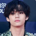 BTS・V、鍛え上げられた腕に熱視線 お茶目なタンクトップ姿公開「筋肉美健在」「格好可愛すぎ」 画像