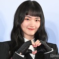 櫻坂46山崎天、スリットから美脚チラリ LA満喫ショットに「眩しい」「私服センス良すぎ」の声 画像
