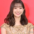 足立梨花、ミニスカ＆シースルーソックスで美脚披露「お姫様みたい」「小顔際立つ」と反響 画像