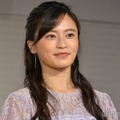 小島瑠璃子、子どもとの写真公開 畑仕事中の様子に「微笑ましい親子」「癒される」の声 画像