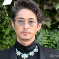 PINKY、夫・窪塚洋介と長女のキスショット公開 家族旅行満喫の様子に「かっこいいパパ」「溺愛ぶりすごい」と反響 画像