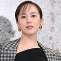 比嘉愛未、5歳当時の写真公開「すでに可愛い」「なんて美少女」 画像