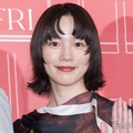 のん、ミニ丈で美脚披露「テレ東音楽祭」オフショットに絶賛の声続々 画像