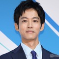 松坂桃李「子どももテンションが上がって」家族で訪れた思い出の1枚披露 画像