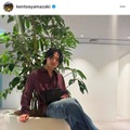 「足長っ！！」山崎賢人、スタイルの良さが際立つデニムSHOTに反響「いつもハンサム」「かっこよすぎ」 画像