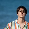 亀梨和也「事故物件ゾク 恐い間取り」本人役で出演 Snow Man渡辺翔太と“熱烈ハグ”メイキングショットも解禁 画像